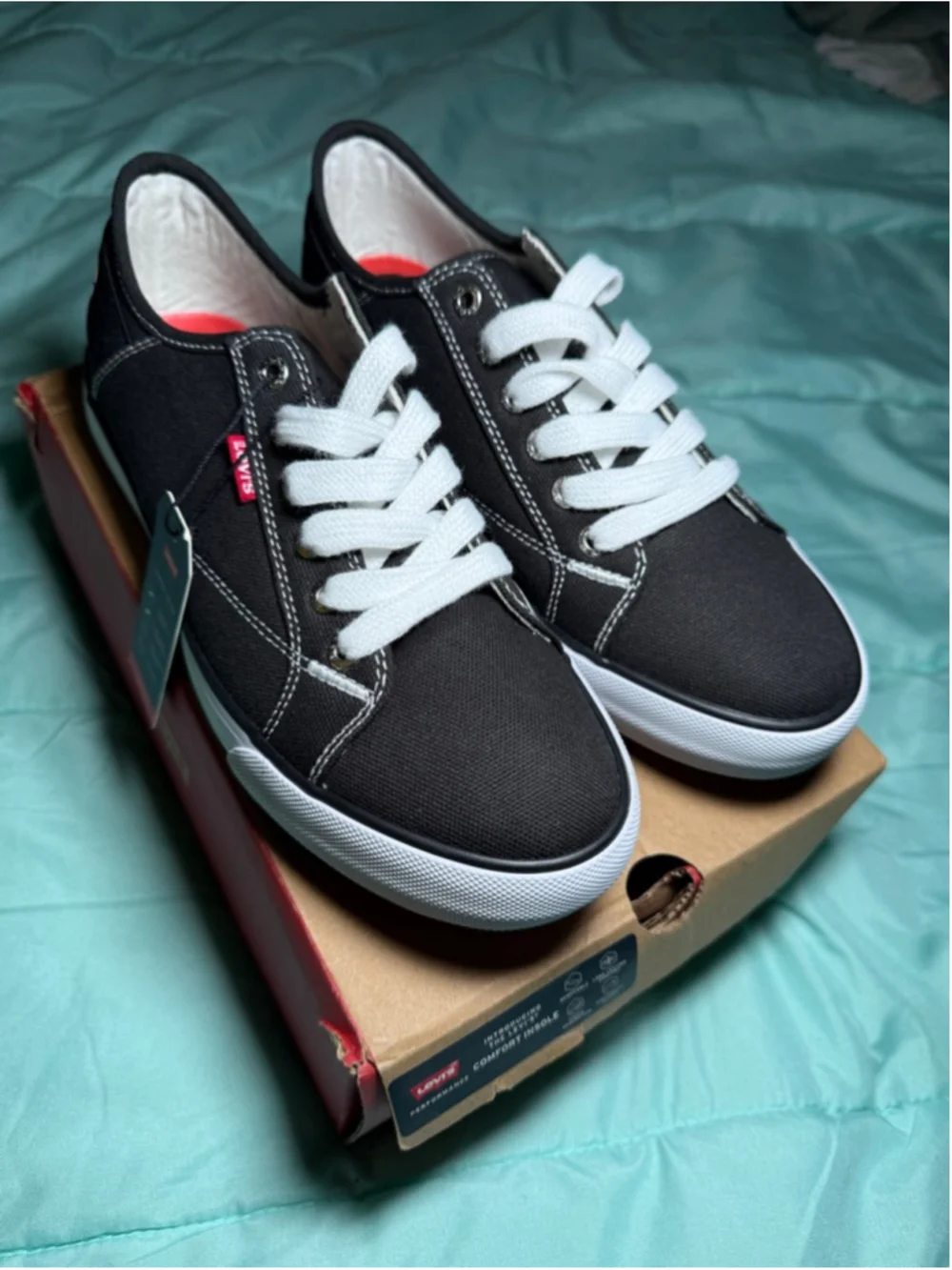 Women's Levi's Black & White Luna CT CVS Sneakers Size 8 - Picture 1 of 6